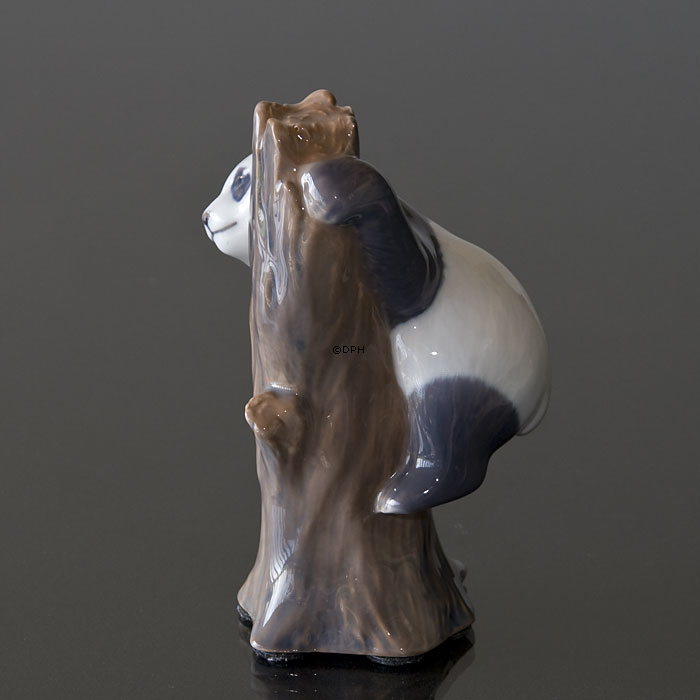 Panda klettert auf einen Baum, Royal Copenhagen Figur Nr. 664