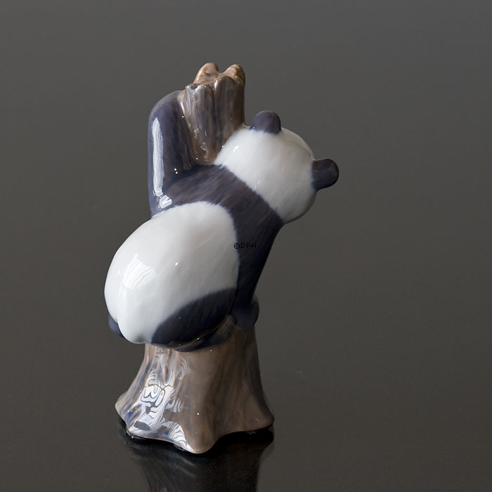Panda klettert auf einen Baum, Royal Copenhagen Figur Nr. 664