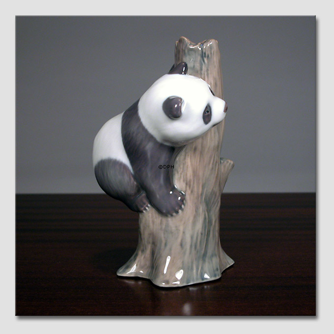 Panda klettert auf einen Baum, Royal Copenhagen Figur Nr. 664