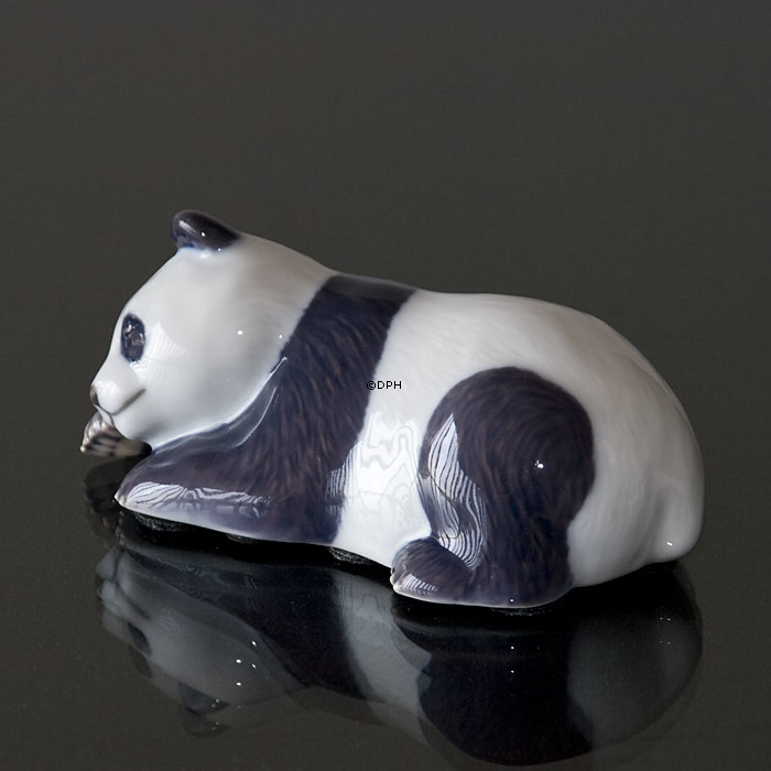 Panda schläft, Royal Copenhagen Figur Nr. 665