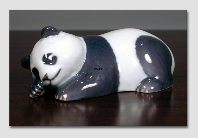 Panda schläft, Royal Copenhagen Figur Nr. 665