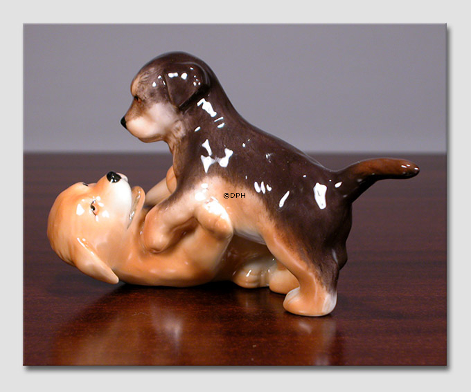 Golden Retriever und Rottweiler Welpen spielen, Royal Copenhagen Hund Figur Nr. 746