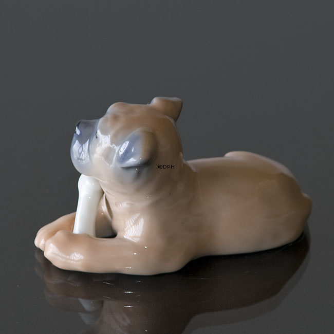 Boxer glücklich mit seinem Knochen, Royal Copenhagen Hund Figur Nr. 748