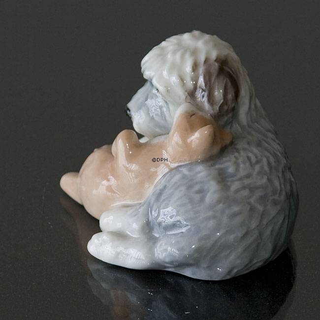 Bobtail kuschelt mit Katze, Royal Copenhagen Hundefigur Nr. 752