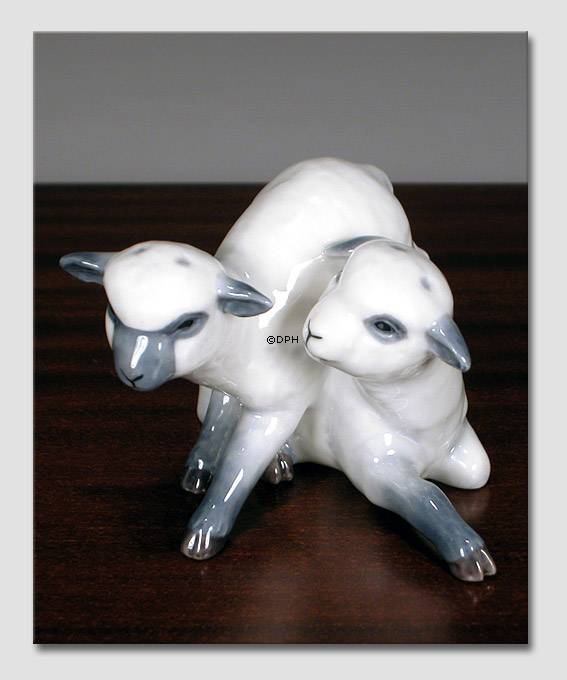 Zwei Lämmer spielen, Royal Copenhagen Figur Nr. 759