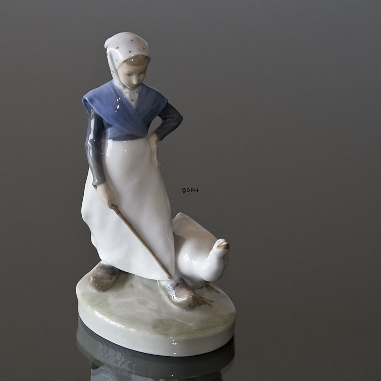 Kleines Mädchen geht mit den Gänsen, Royal Copenhagen Figur Nr. 528 oder 067