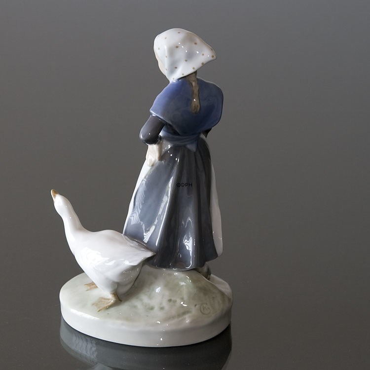 Kleines Mädchen geht mit den Gänsen, Royal Copenhagen Figur Nr. 528 oder 067