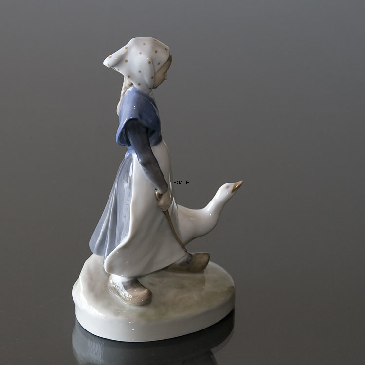 Kleines Mädchen geht mit den Gänsen, Royal Copenhagen Figur Nr. 528 oder 067