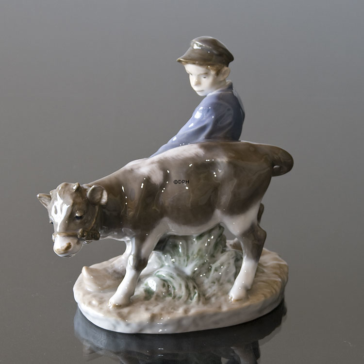 Junge, der zum Feld mit Kalb geht, Royal Copenhagen Figur-Nr. 772 oder 074