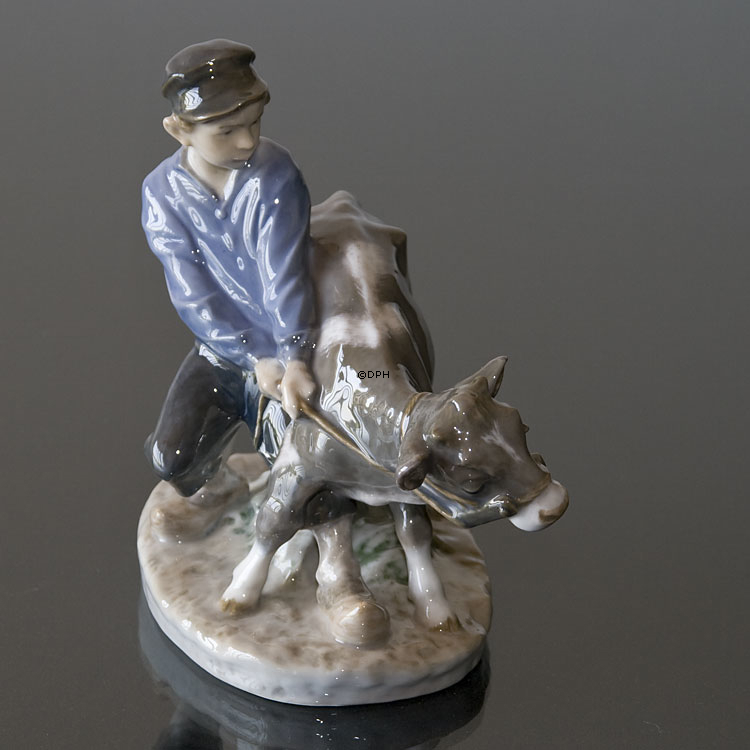 Junge, der zum Feld mit Kalb geht, Royal Copenhagen Figur-Nr. 772 oder 074