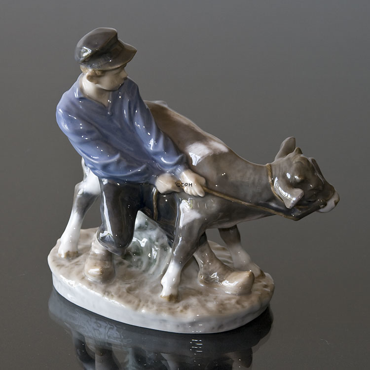 Junge, der zum Feld mit Kalb geht, Royal Copenhagen Figur-Nr. 772 oder 074