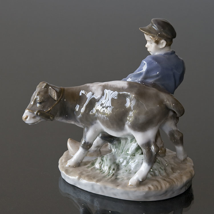 Junge, der zum Feld mit Kalb geht, Royal Copenhagen Figur-Nr. 772 oder 074