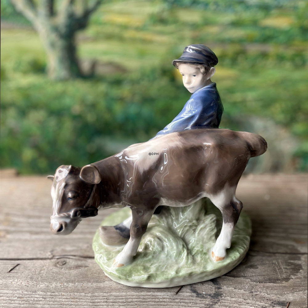 Junge, der zum Feld mit Kalb geht, Royal Copenhagen Figur-Nr. 772 oder 074