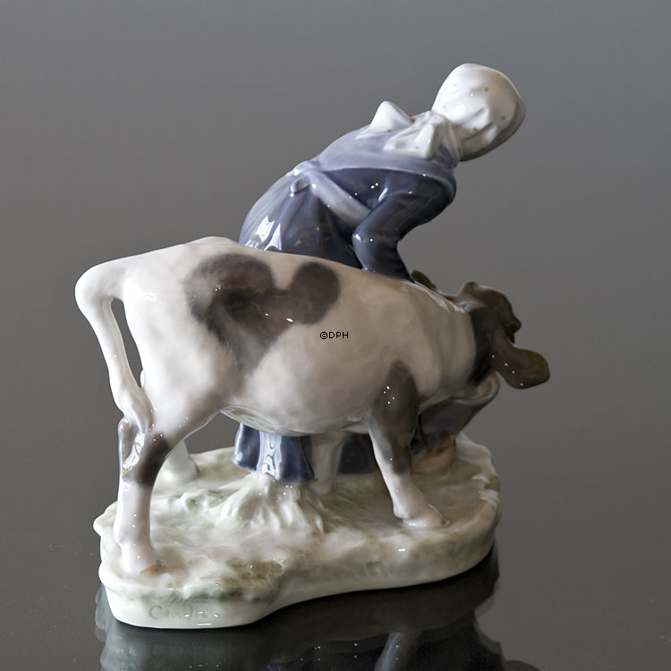 Mädchen, das ein Kalb von einem Eimer füttert, Royal Copenhagen Figurnr. 779 oder 075