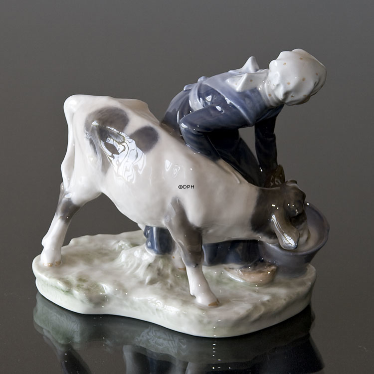 Mädchen, das ein Kalb von einem Eimer füttert, Royal Copenhagen Figurnr. 779 oder 075