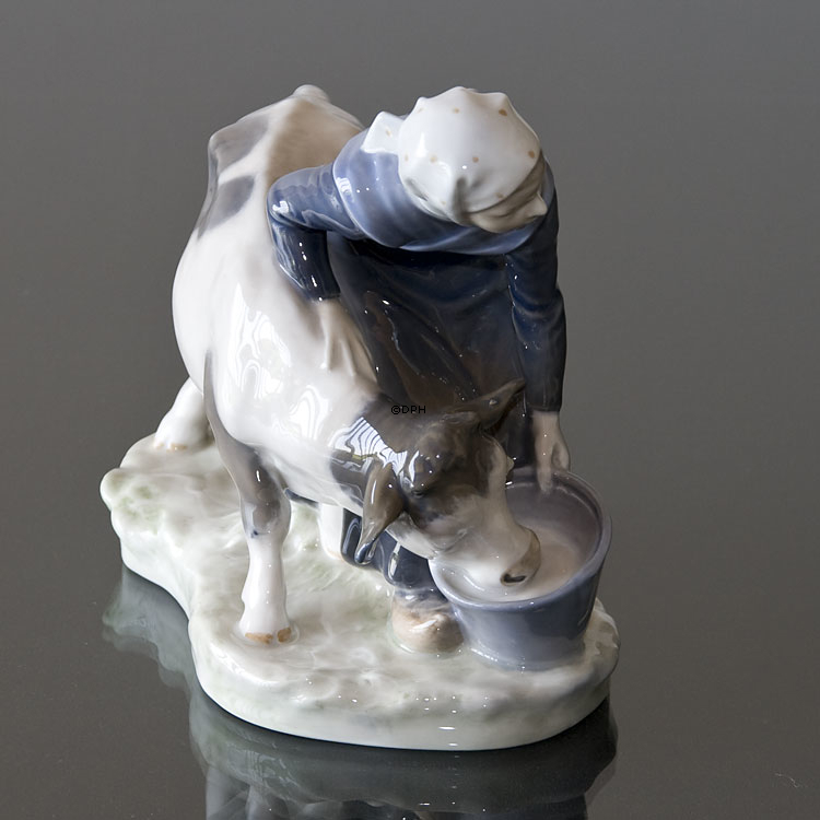 Mädchen, das ein Kalb von einem Eimer füttert, Royal Copenhagen Figurnr. 779 oder 075