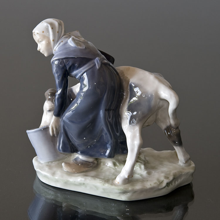 Mädchen, das ein Kalb von einem Eimer füttert, Royal Copenhagen Figurnr. 779 oder 075