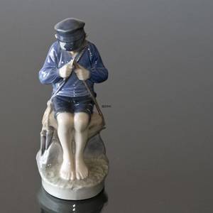 Hirtenjunge, der einen Stock schneidet, Royal Copenhagen Figur Nr. 905 | Nr. 1021079 | Alt. R905 | DPH Trading