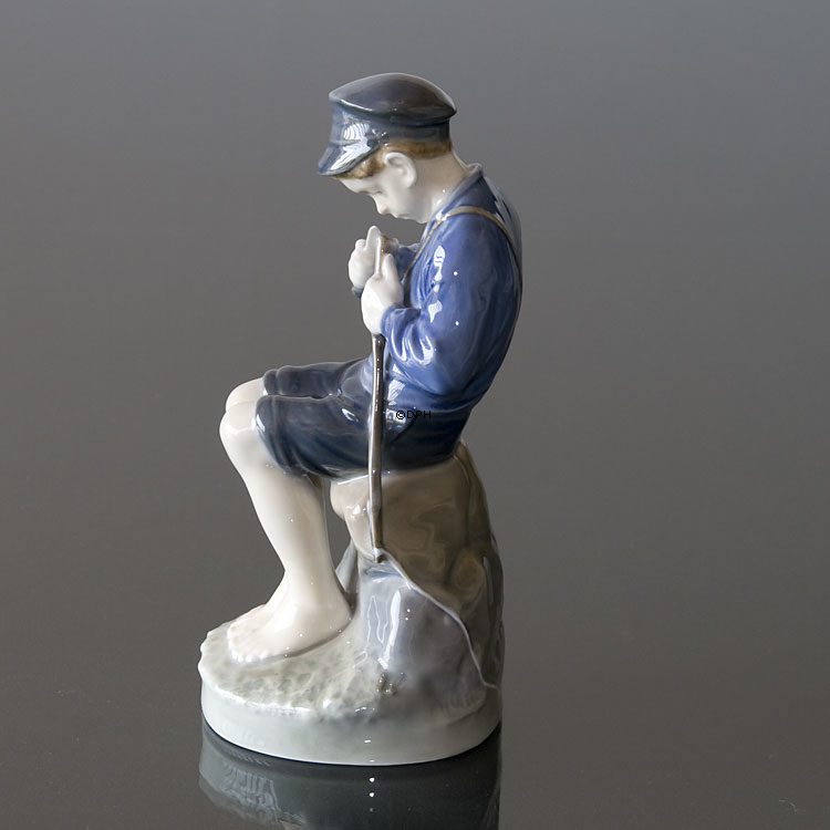 Hirtenjunge, der einen Stock schneidet, Royal Copenhagen Figur Nr. 905 oder 079