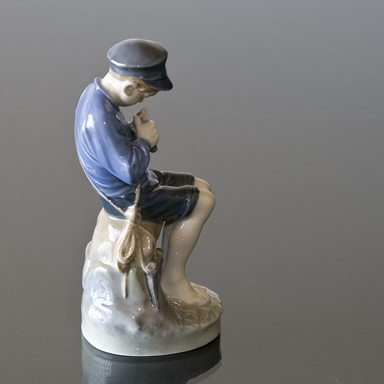Hirtenjunge, der einen Stock schneidet, Royal Copenhagen Figur Nr. 905 oder 079