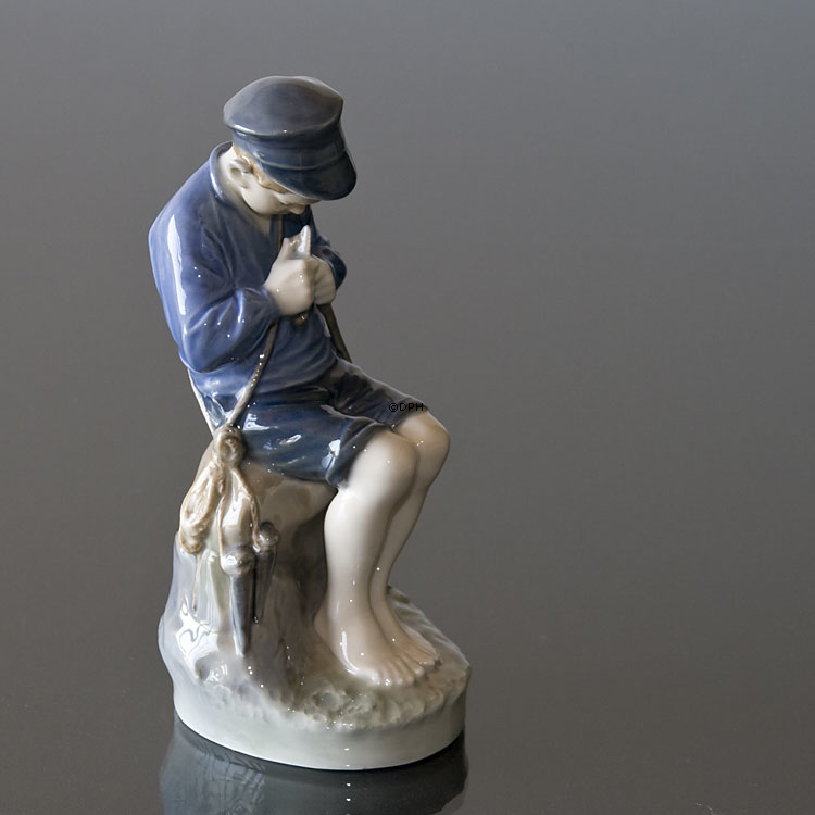 Hirtenjunge, der einen Stock schneidet, Royal Copenhagen Figur Nr. 905 oder 079