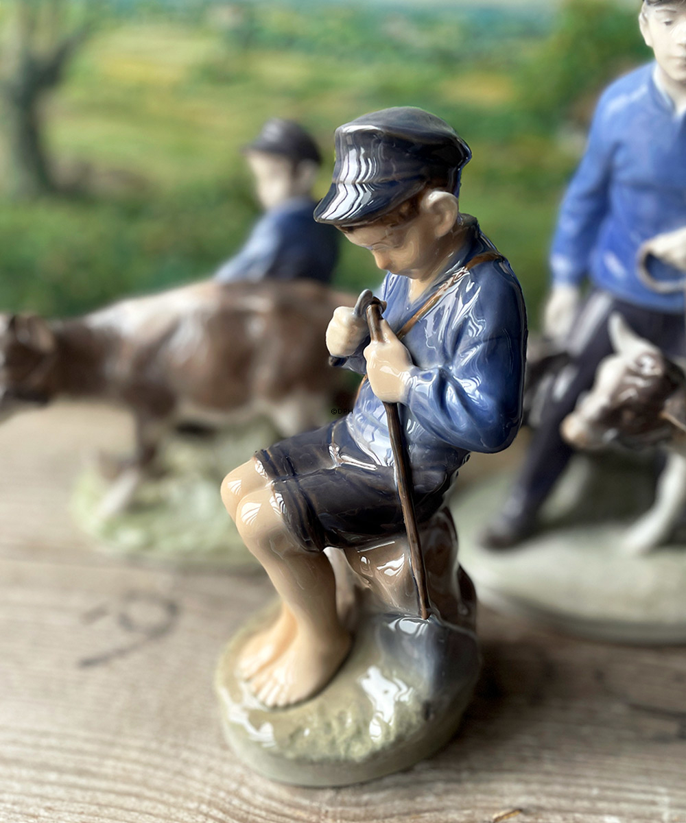 Hirtenjunge, der einen Stock schneidet, Royal Copenhagen Figur Nr. 905 oder 079