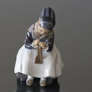 Amager-Mädchen, näht in regionaler Tracht, Royal Copenhagen Figur Nr. 1314 | Nr. 1021097 | Alt. r1314 | DPH Trading
