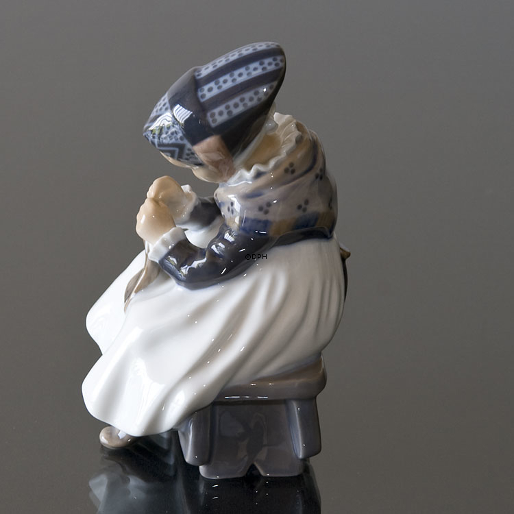 Amager-Mädchen, näht in regionaler Tracht, Royal Copenhagen Figur Nr. 1314 oder 097