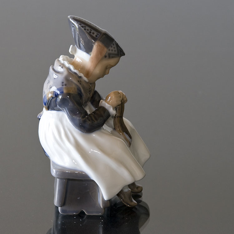 Amager-Mädchen, näht in regionaler Tracht, Royal Copenhagen Figur Nr. 1314 oder 097