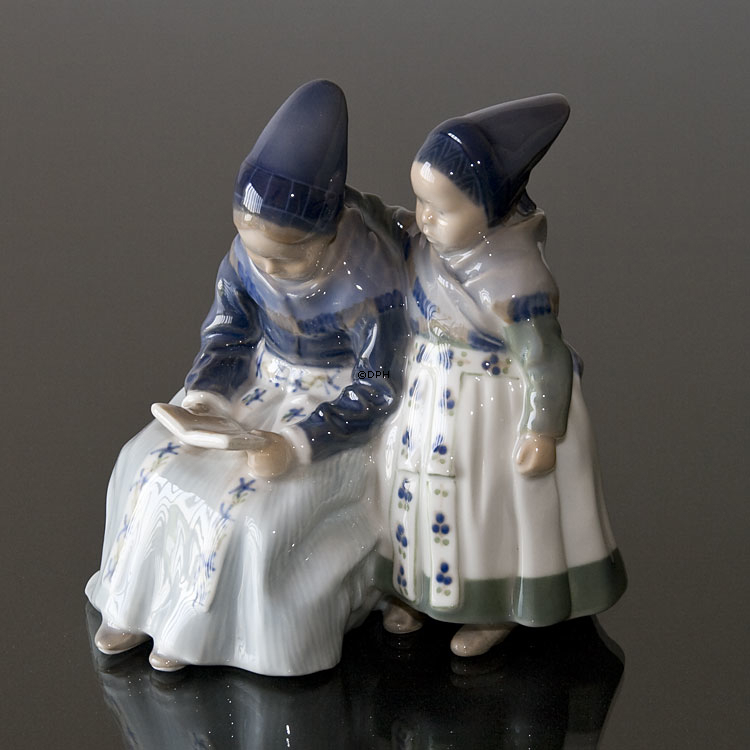 Amager-Mädchen lesen in regionaler Tracht, Royal Copenhagen Figur Nr. 1395 oder 100