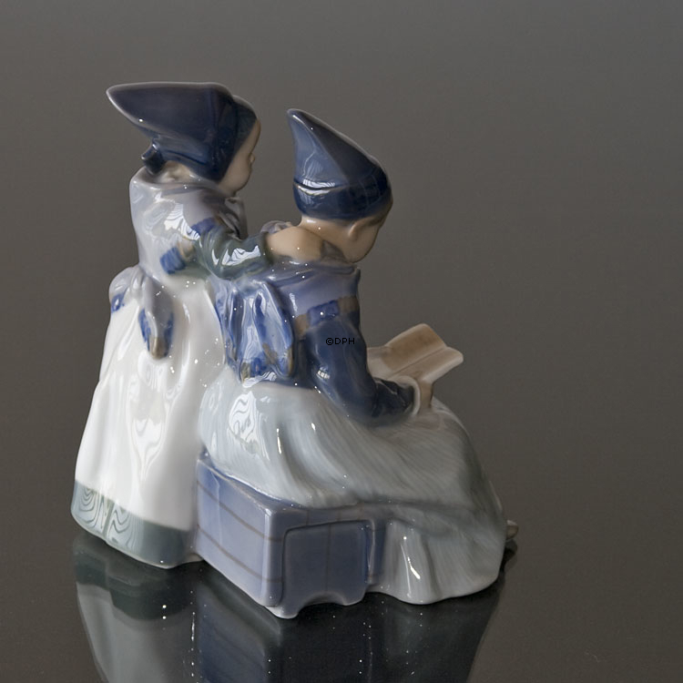 Amager-Mädchen lesen in regionaler Tracht, Royal Copenhagen Figur Nr. 1395 oder 100