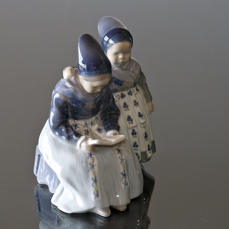 Amager-Mädchen lesen in regionaler Tracht, Royal Copenhagen Figur Nr. 1395 oder 100