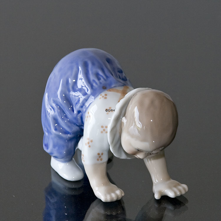 Kriechendes Kind beim Stehen lernen, Royal Copenhagen Figur Nr. 1518 oder 106
