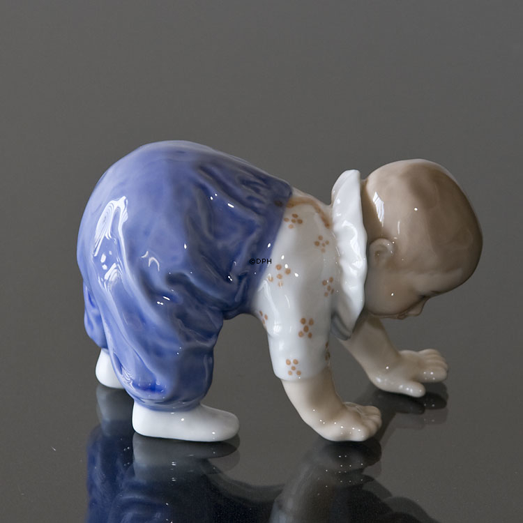 Kriechendes Kind beim Stehen lernen, Royal Copenhagen Figur Nr. 1518 oder 106