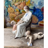 Kleinkind mit Socke versucht zu kriechen, Royal Copenhagen Figur Nr. 1739 oder 112
