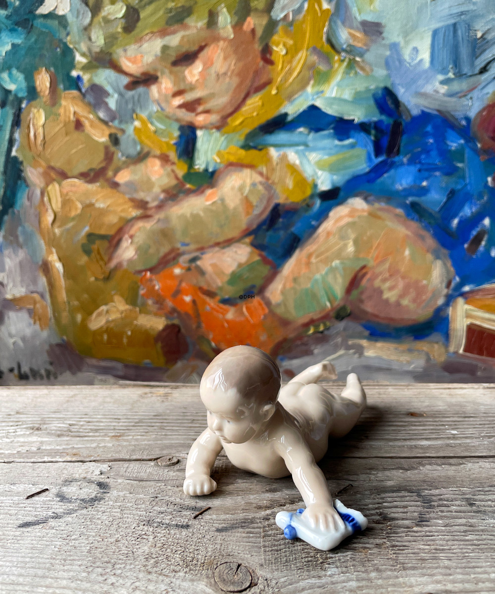 Kleinkind mit Socke versucht zu kriechen, Royal Copenhagen Figur Nr. 1739 oder 112