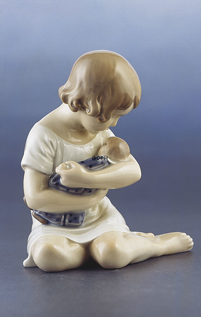 Mädchen mit Puppe in seinen Armen, Royal Copenhagen Figur Nr. 1938 oder 121