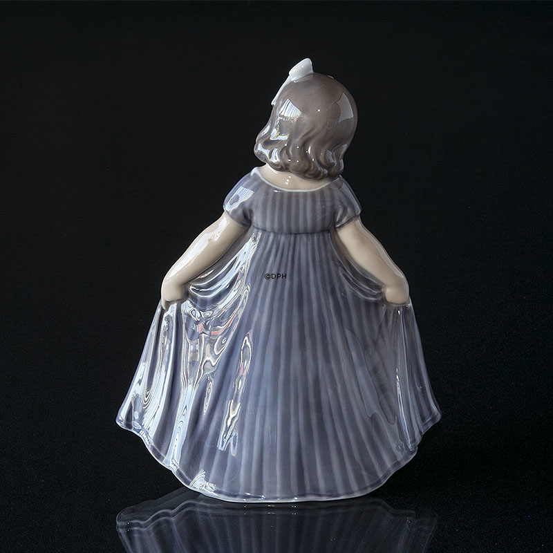 "Tänzerin", Mädchen mit blauem Kleid, Royal Copenhagen Figur Nr. 2444 oder 135