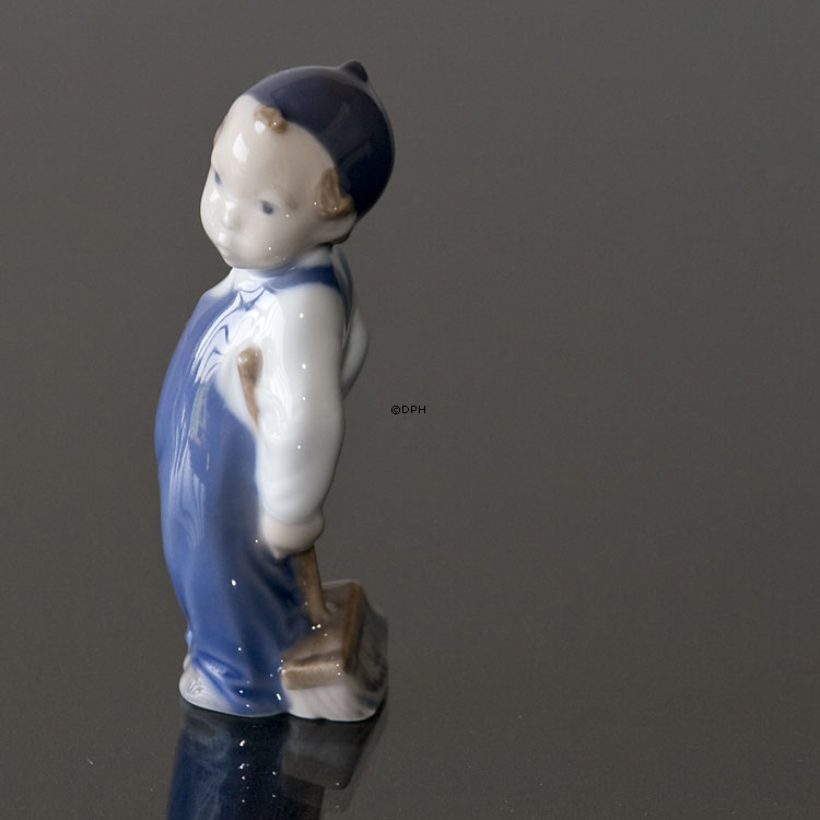 Junge mit dem Besen, der lernt zu arbeiten, Royal Copenhagen Figur Nr. 3250 oder 141