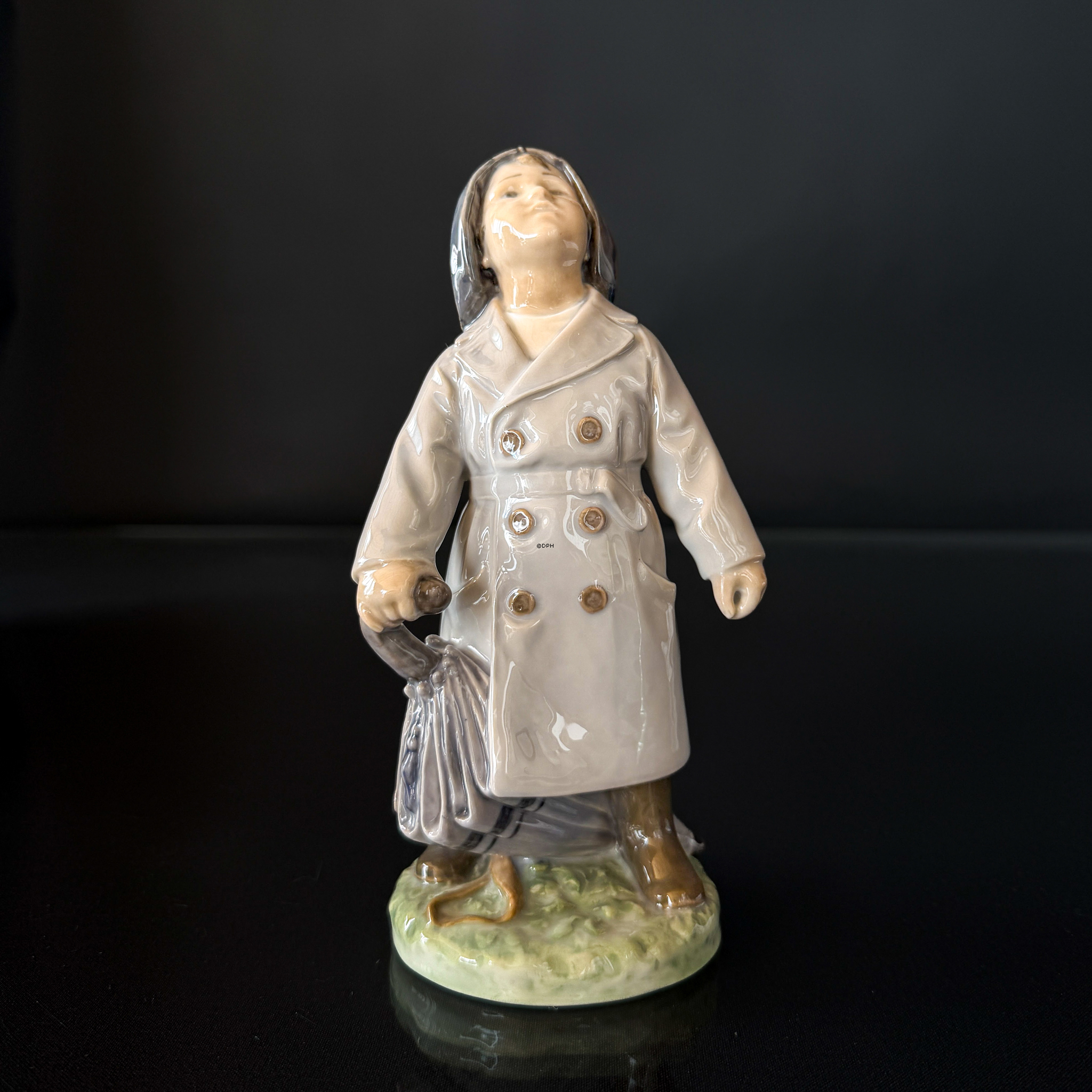 Junge mit GRAU Regenmantel und Regenschirm, Royal Copenhagen Figur Nr. 3556