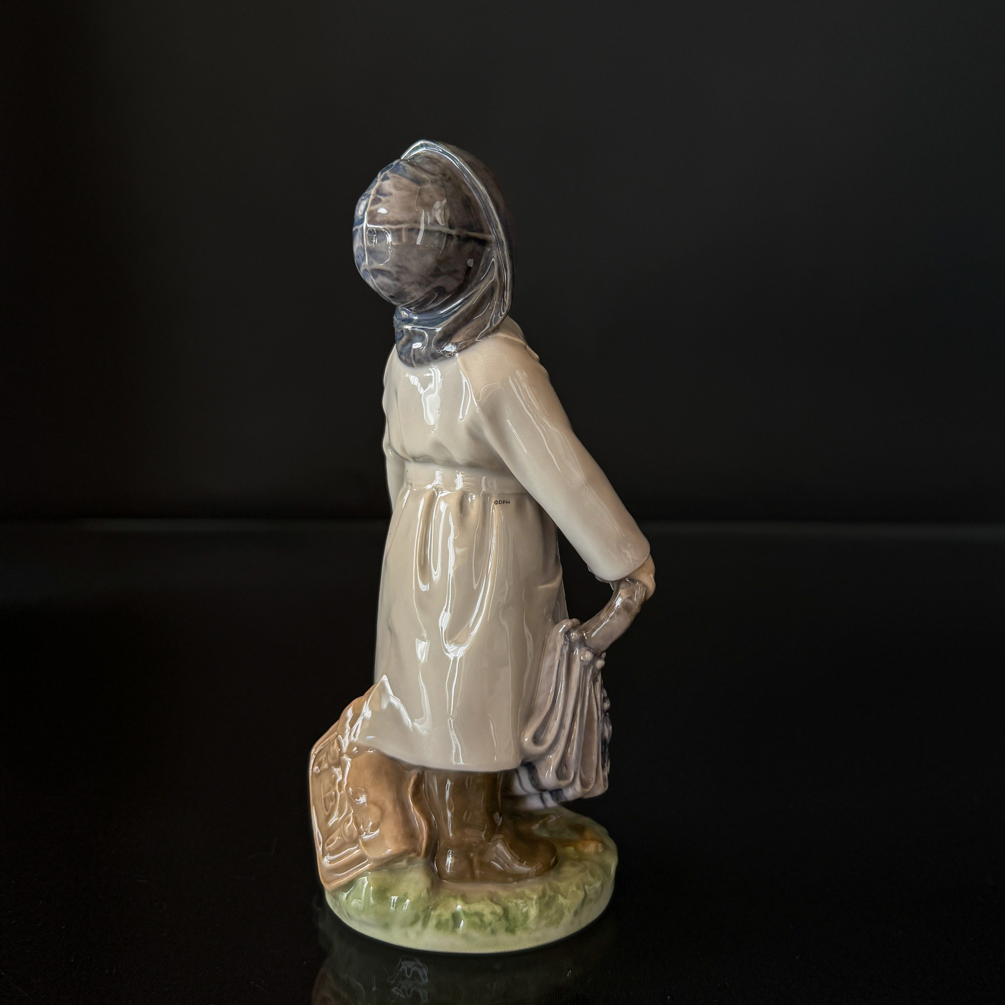 Junge mit GRAU Regenmantel und Regenschirm, Royal Copenhagen Figur Nr. 3556