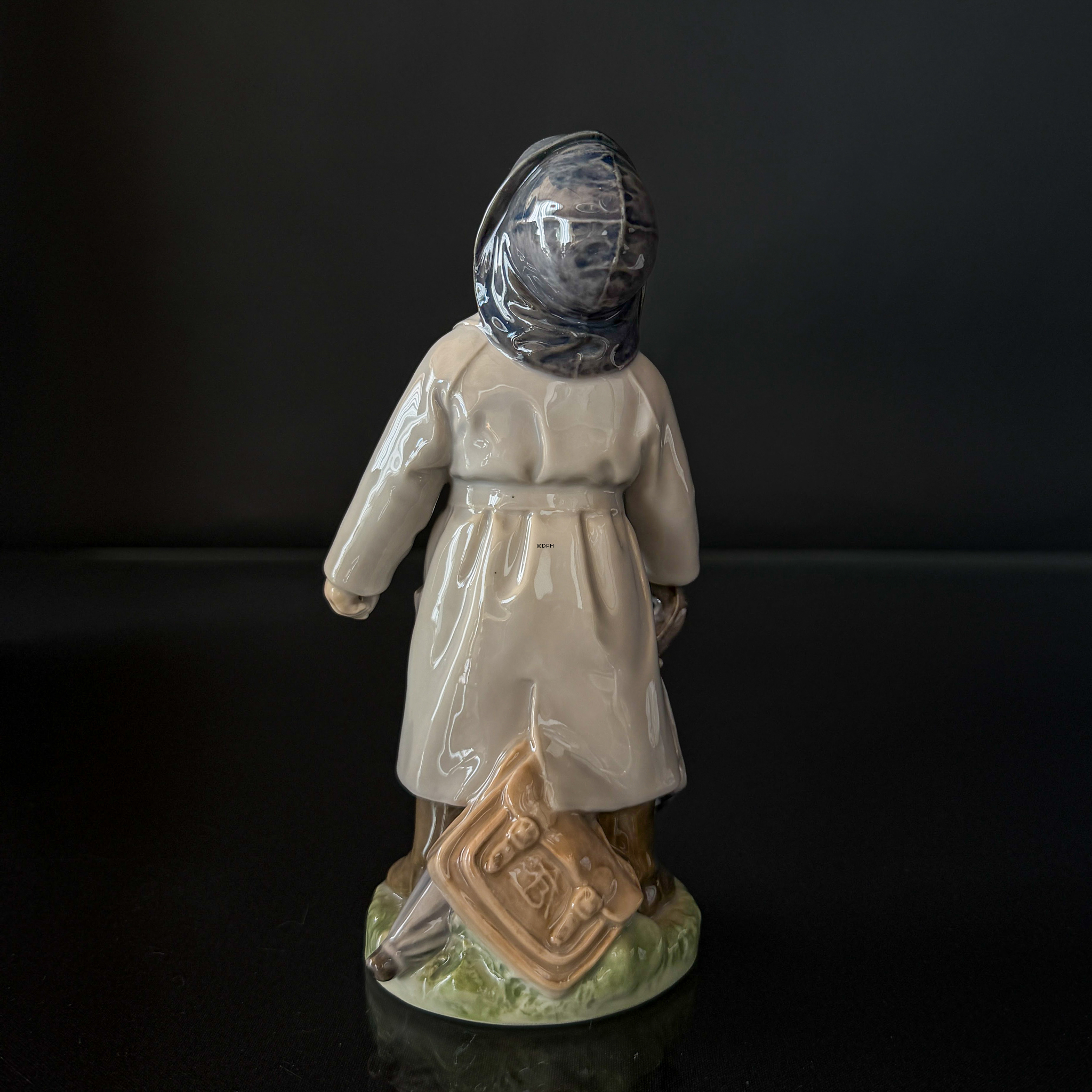 Junge mit GRAU Regenmantel und Regenschirm, Royal Copenhagen Figur Nr. 3556
