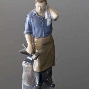 Schmiede arbeitet hart, Royal Copenhagen Figur Nr. 4502 | Nr. 1021151 | Alt. R4502 | DPH Trading