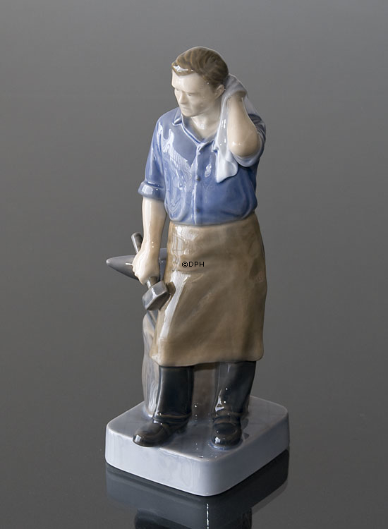 Schmiede arbeitet hart, Royal Copenhagen Figur Nr. 4502 oder 151