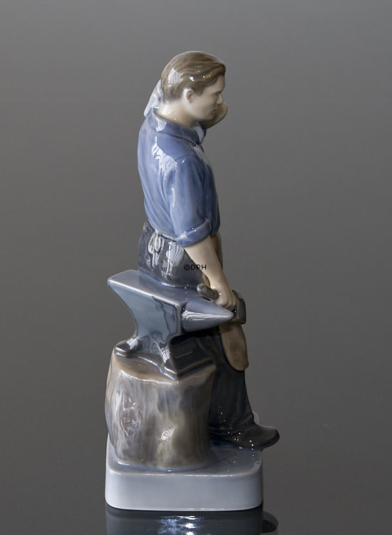 Schmiede arbeitet hart, Royal Copenhagen Figur Nr. 4502 oder 151