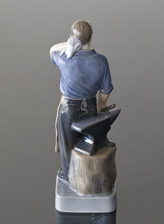 Schmiede arbeitet hart, Royal Copenhagen Figur Nr. 4502 oder 151