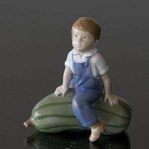 Junge mit Kürbis, Royal Copenhagen Figur Nr. 4539 | Nr. 1021153 | Alt. r4539 | DPH Trading