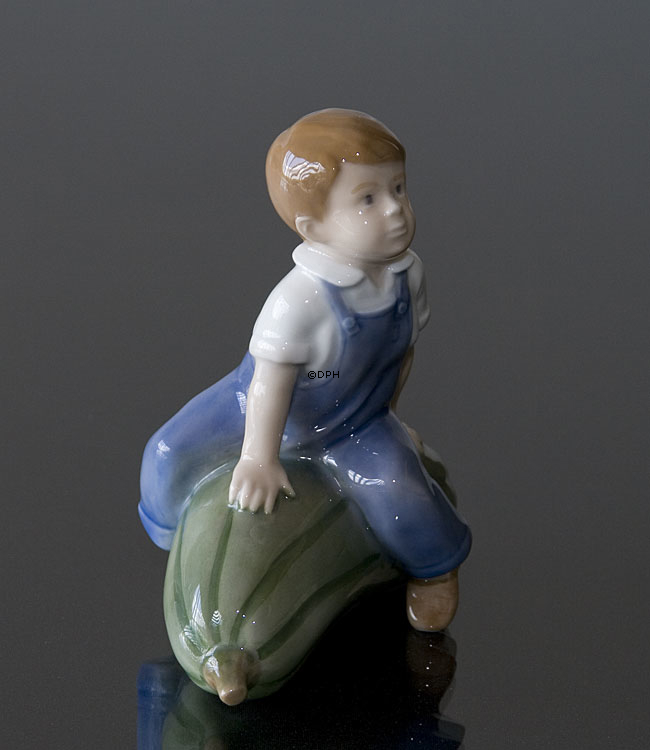 Junge mit Kürbis, Royal Copenhagen Figur Nr. 4539 oder 153