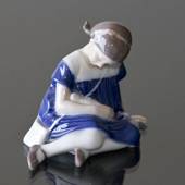 Mädchen mit Puppe sitzt auf ihrer Seite, Bing & Gröndahl Figur Nr. 1526 