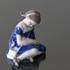 Mädchen mit Puppe sitzt auf ihrer Seite, Bing & Gröndahl Figur Nr. 1526 | Nr. 1021400 | Alt. B1526 | DPH Trading